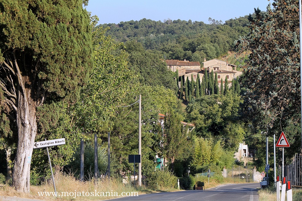 1 Castello Capannole z drogi podpis