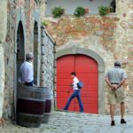 Castello di Gargonza i tajemnica czerwonych drzwi
